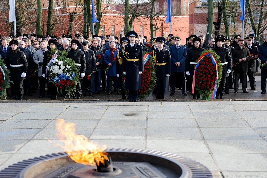 В едином порыве: в Калининграде почтили память героев-гвардейцев 