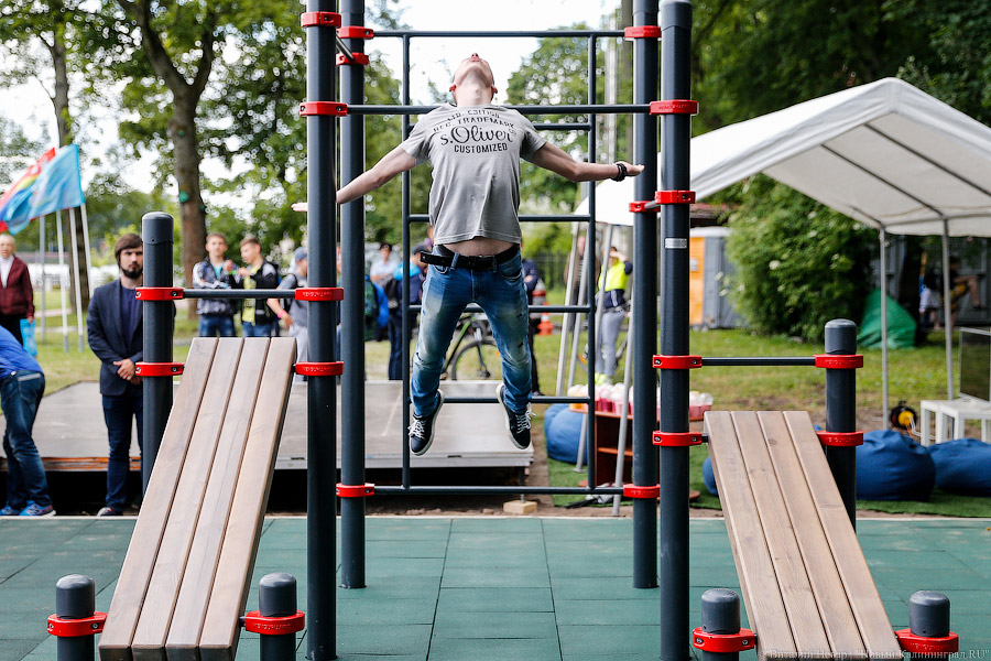 Воспитание улицей: как в Калининграде открывали площадку для воркаута