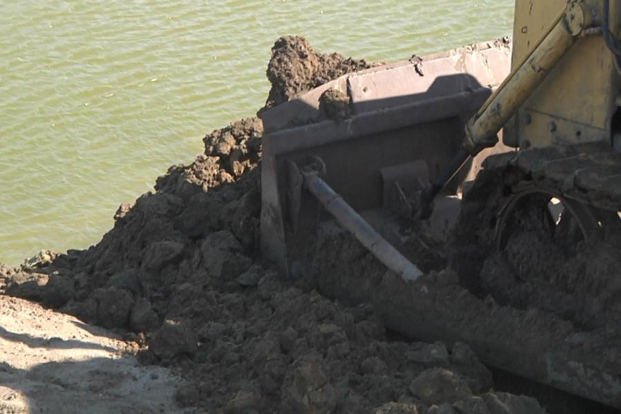 Калининградские полицейские начали закапывать нелегальные янтарные карьеры (фото)