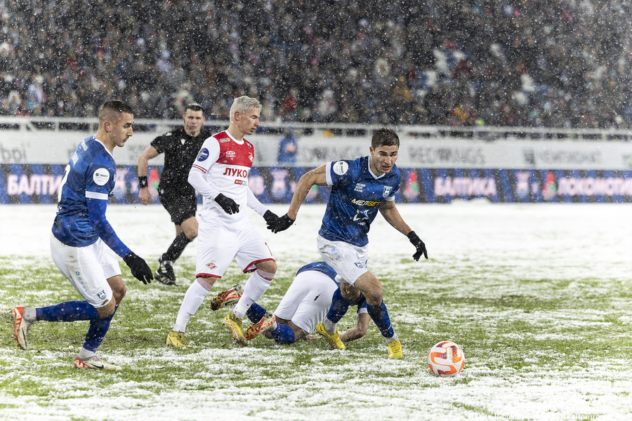 «Не футбол, а регби»: снежный матч «Балтика» — «Спартак» в фотографиях