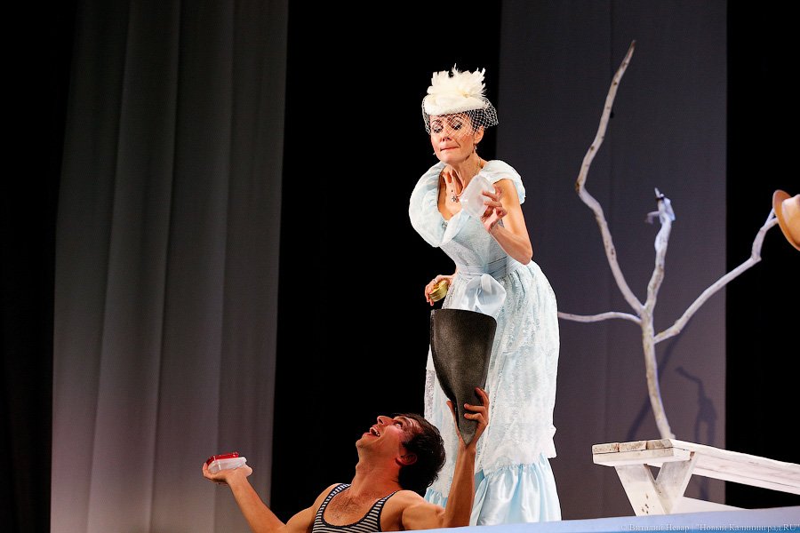 Попались на удочку: как прошла премьера спектакля «Рыбалка с Чеховым»