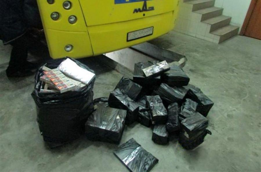Калининградская таможня нашла у водителей автобуса из Беларуси 50 тысяч сигарет