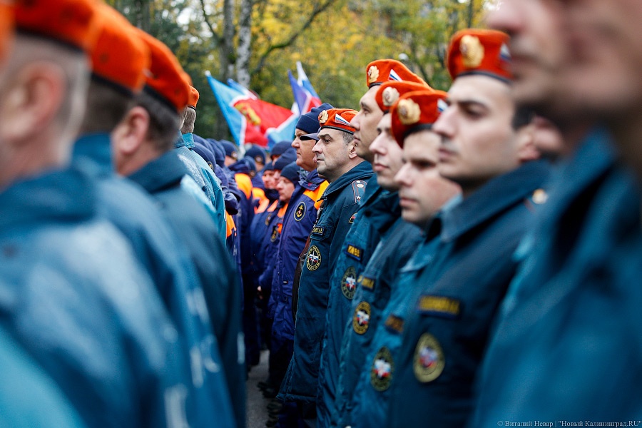 Мотоциклы и медали: как в МЧС региона подарки из рук министра получали