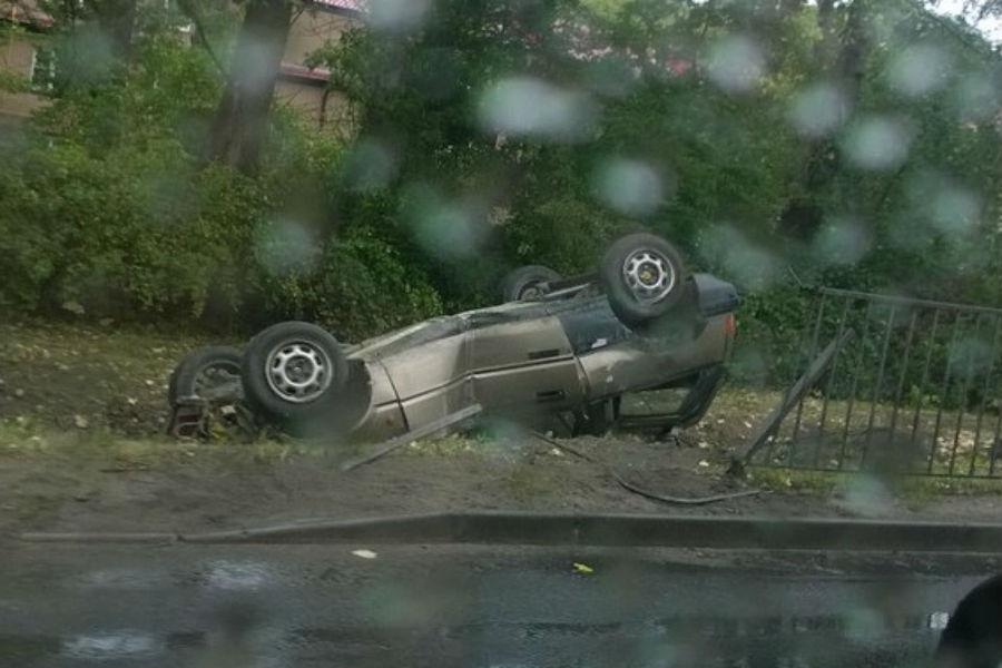 На ул. Суворова легковой автомобиль вылетел в кювет и перевернулся (фото)