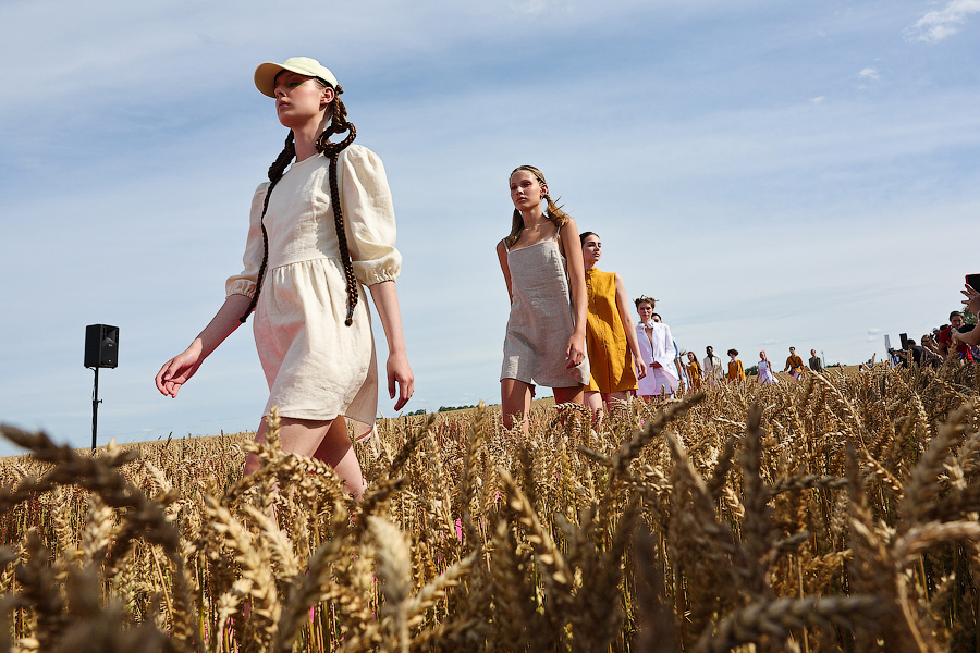Один в поле — дизайнер: на Дне поля прошёл модный показ в колосьях (фото)