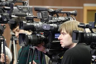Единоросс предложил выдавать журналистам боевое оружие для защиты от героев публикаций