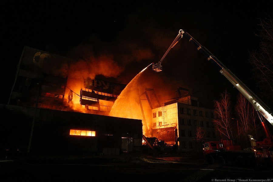 «Цепрусс» в огне: в Калининграде горело заброшенное здание завода (фото)