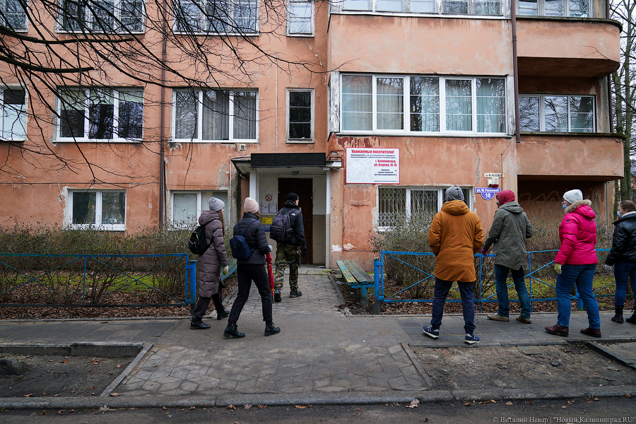 Теория целых окон: волонтеры пытаются спасти здание на Расковой с помощью уборки (фото)