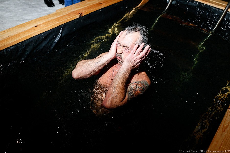 Окунулся, перекрестился: как прошли Крещенские купания в Калининграде (фото)