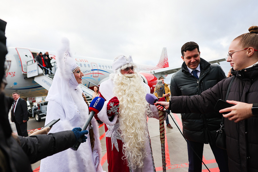 На импортозамещенных крыльях: в Калининград прилетели Дед Мороз и Снегурочка (фото)
