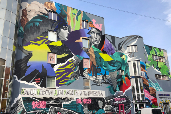 Мурал с женщинами-птицами в центре Калининграда: как Ottinger меняет город