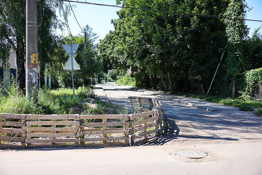 Ремонт на три года: что происходит с ул. Карташева, где сменился подрядчик (фото)