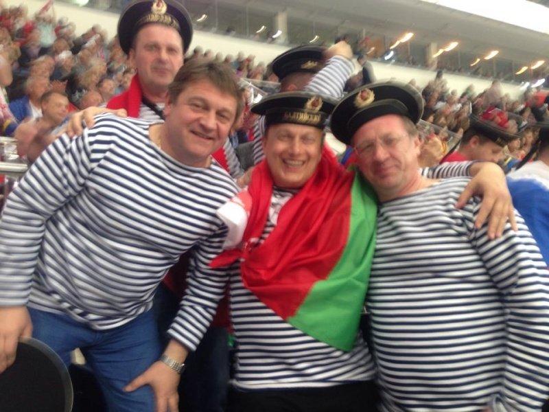 Чиновники во главе с Цукановым сходили на хоккей в Минске в тельняшках и бескозырках (фото)
