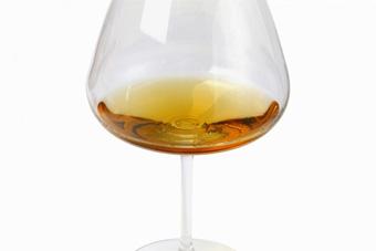 Минимальная цена коньяка повышена до 193 рублей за 0,5