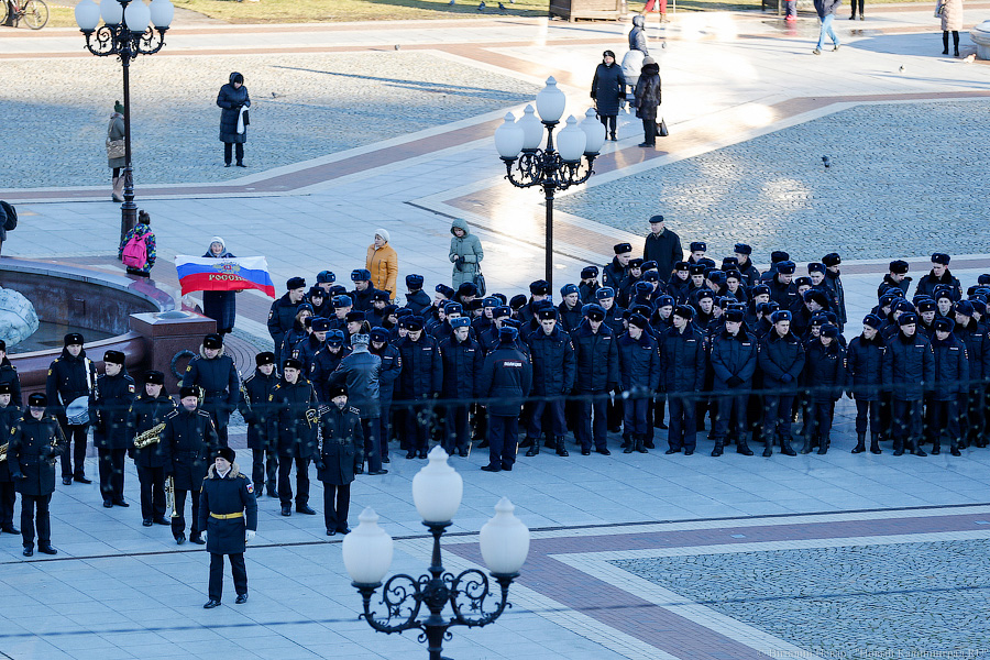 «Морозный гимн»: курсанты и школьники отметили День Конституции флешмобом