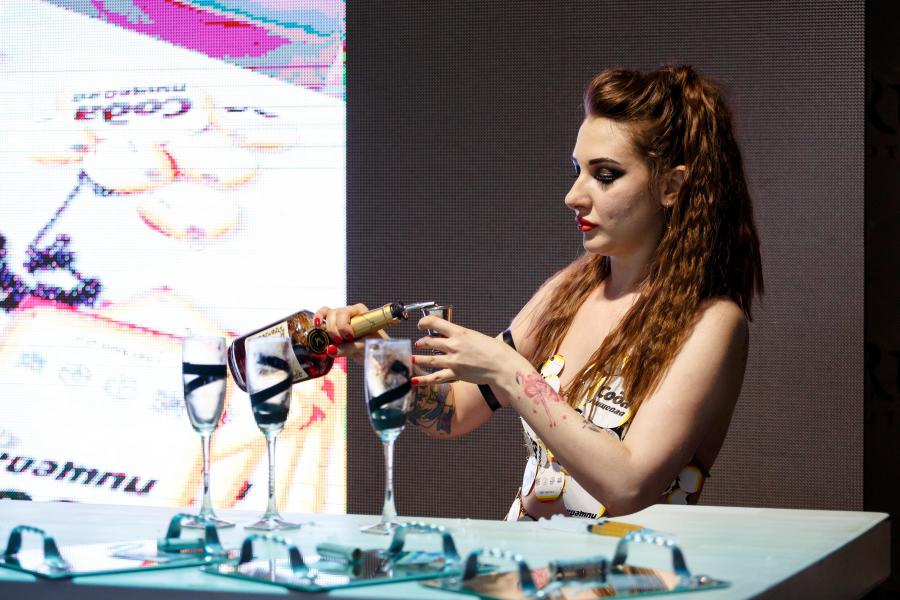 Море, поэзия, коктейли: в Калининграде выбрали обладателя «Янтарного шейкера»