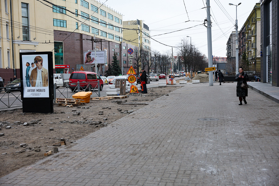 Мимо «Европы» с комфортом: на Театральной расширяют и благоустраивают тротуар (фото)