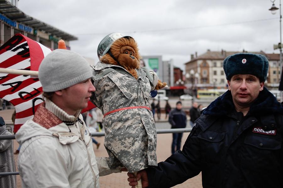«Дежурный демагог взахлёб о чём-то врёт»: как в Калининграде митинговали за Крым (видео)