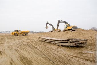 Областные власти исправили закон о конфискации техники у «черных копателей» песка