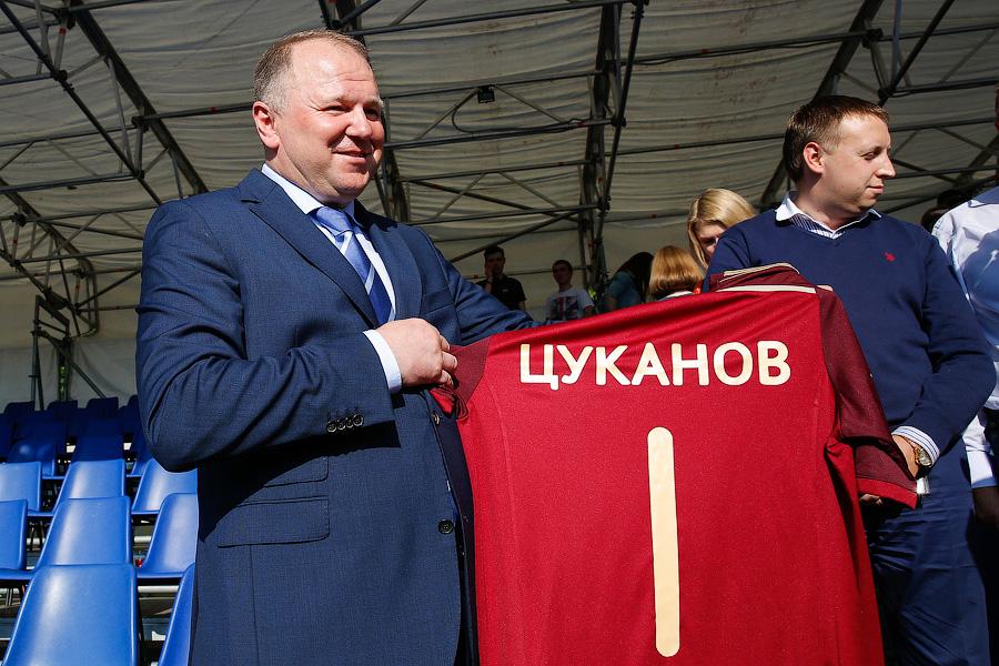 Болеем дружно: как губернатор с футбольными фанатами общался