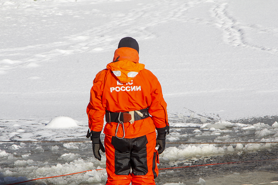 Счёт на секунды: как в МЧС отрабатывают навыки спасения на воде в зимний период (фото) (видео)