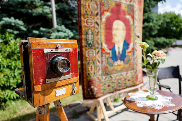 Фото на фоне ковра: ИХМ отметил день рождения выставкой предметов советского быта (фото) 