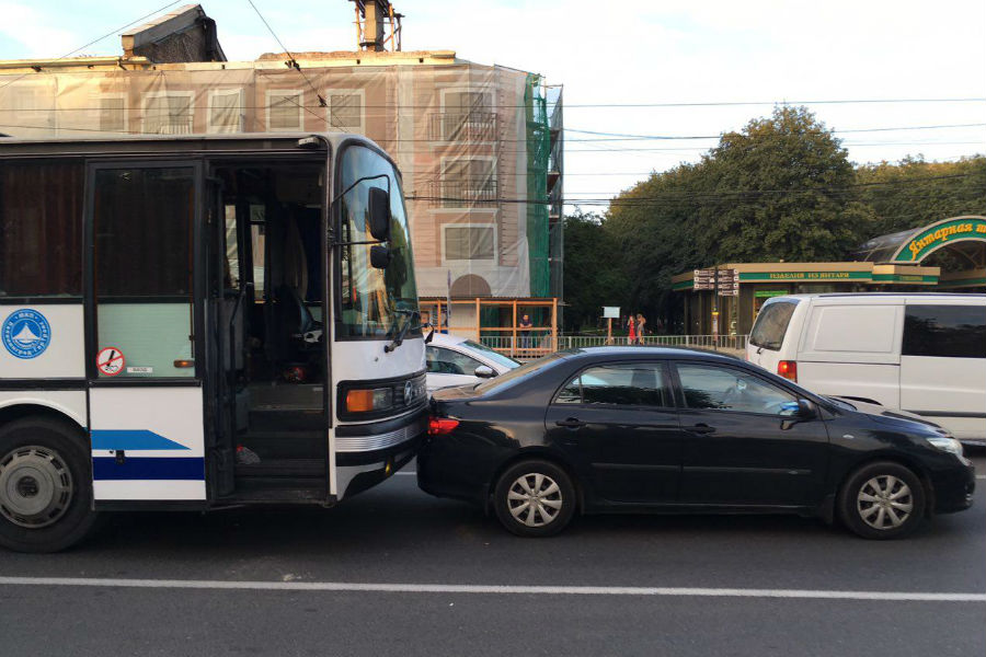 На Ленпроспекте автобус врезался в легковое авто (фото)