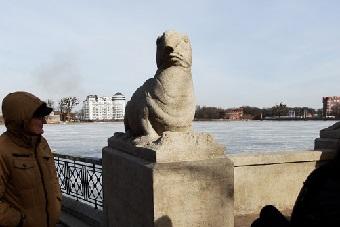 Реставратор: вазы около «Морских зверей» на Верхнем озере используют под урны