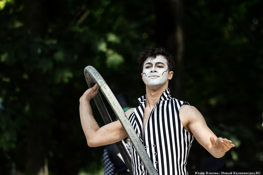 Это просто цирк какой-то: фестиваль «Башня» запустил уличную программу на «Балтике» (фото)