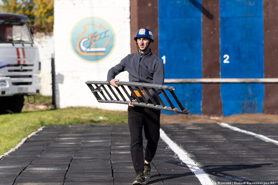 Боевое развертывание: в Калининграде провели соревнования спасателей (фото) 