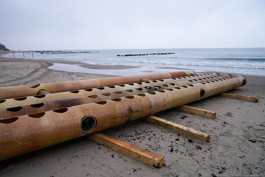 Серферы против гребенок: в Зеленоградске начали установку 40-тонных волноломов (фото)