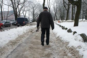 Горвласти решили продолжить эксперимент с гранитной крошкой на зимних улицах