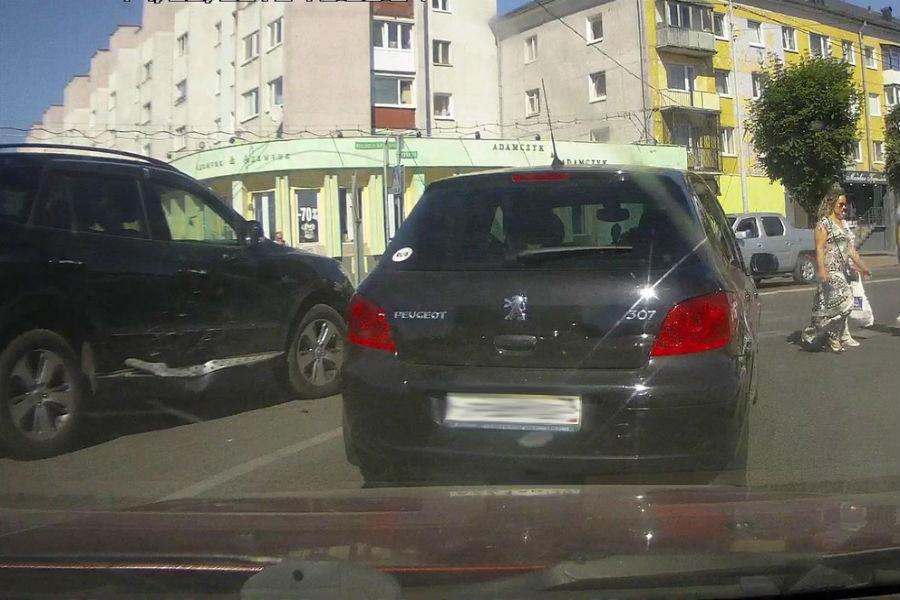 На ул. Шевченко в Калининграде столкнулись две легковушки (фото)