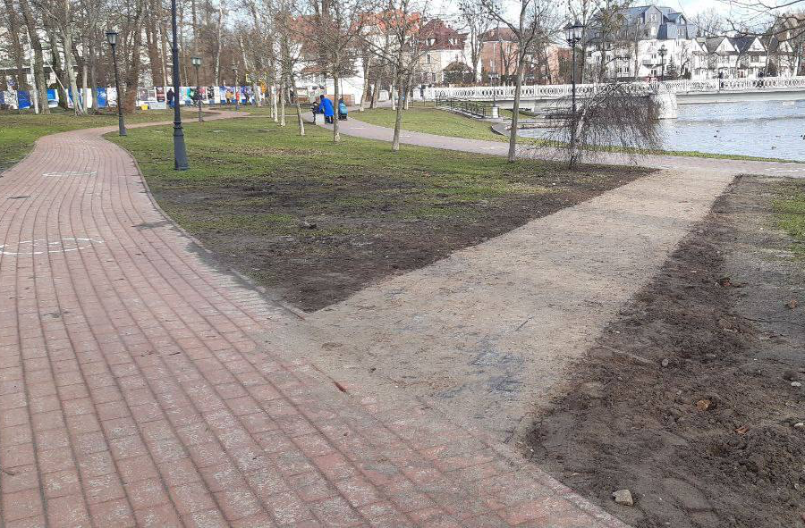 В Калининграде начали укладывать плитку на «народных тропах» по берегам Верхнего озера
