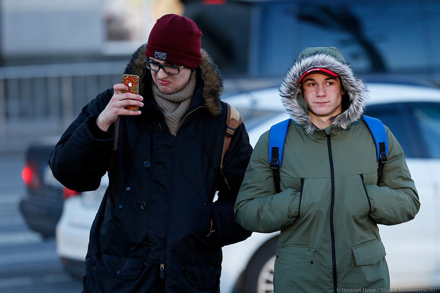 «Морозный гимн»: курсанты и школьники отметили День Конституции флешмобом