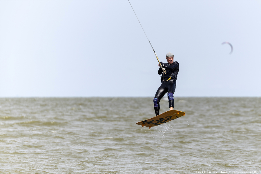 По воде против ветра: на Куршском заливе соревновались под кайтом и с крылом (фото)