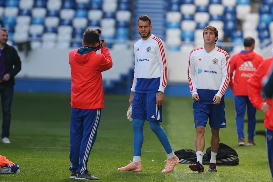 На поле все, кроме Дзагоева: тренировка сборной России в Калининграде (фото)
