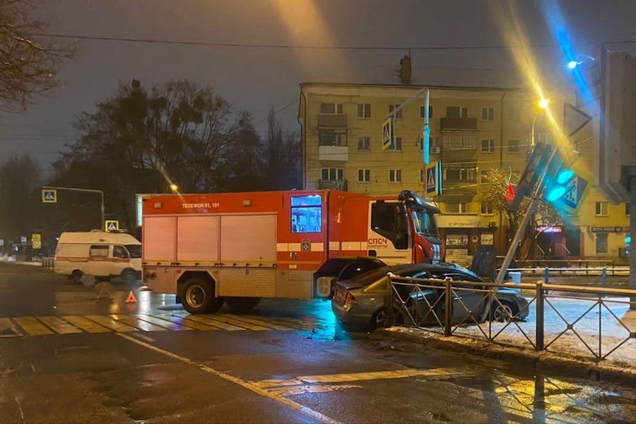 Ночью в Калининграде пожарная машина врезалась в «Хонду», они снесли светофор (фото)