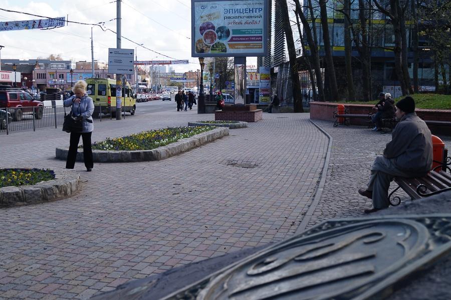 В центре Калининграда возле «амулета против пьянства» просела плитка (фото)