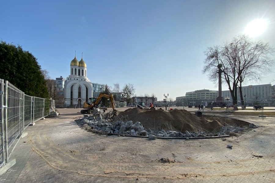 На пл. Победы демонтировали постамент под памятник Владимиру, пустовавший 10 лет (фото)