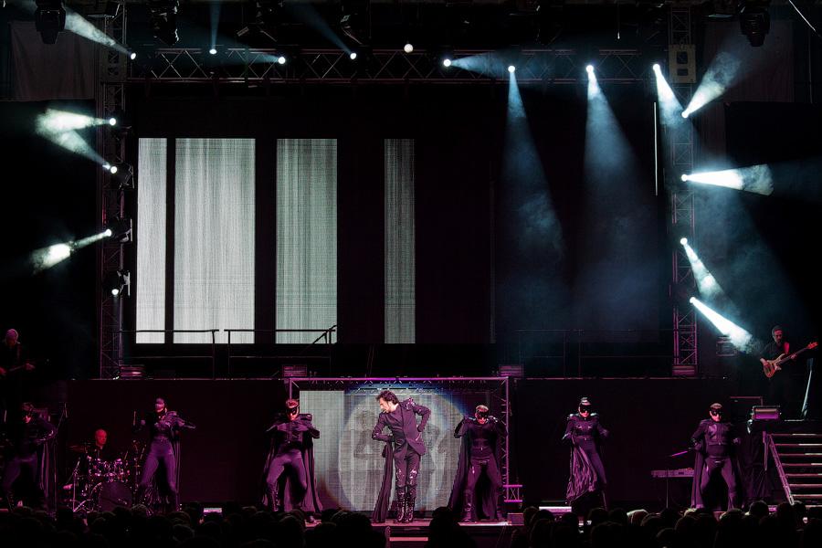 «И тут я, весь в белом»: фоторепортаж с концерта Филиппа Киркорова