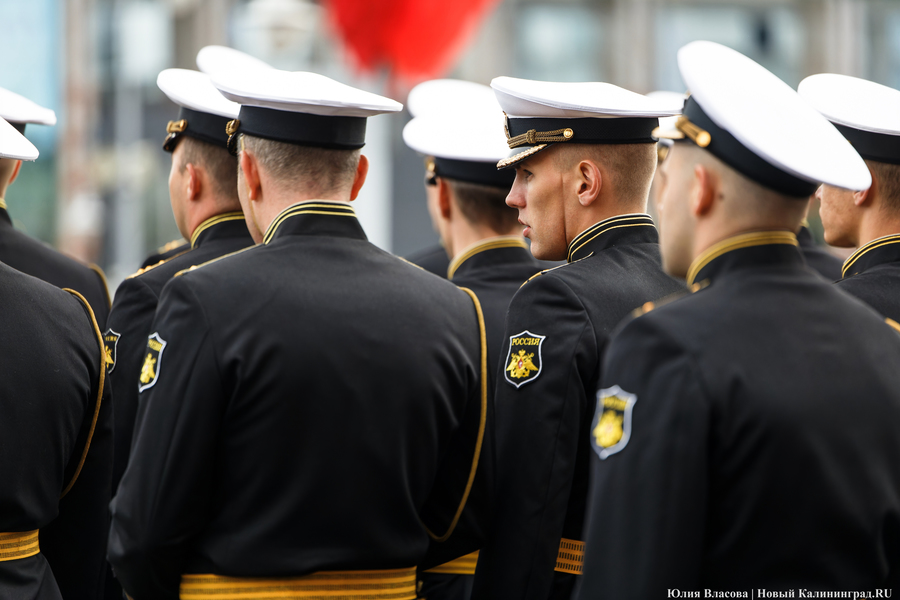 Под Знаменем Победы: в центре Калининграда прошел военный парад (фото)
