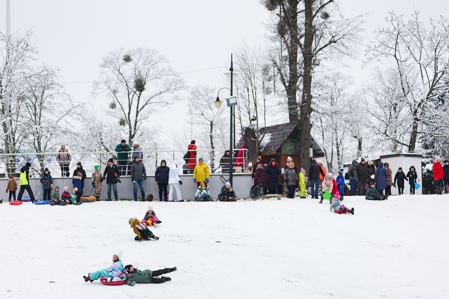 Полет на санках: как в Центральном парке Калининграда с горки катаются (фото)