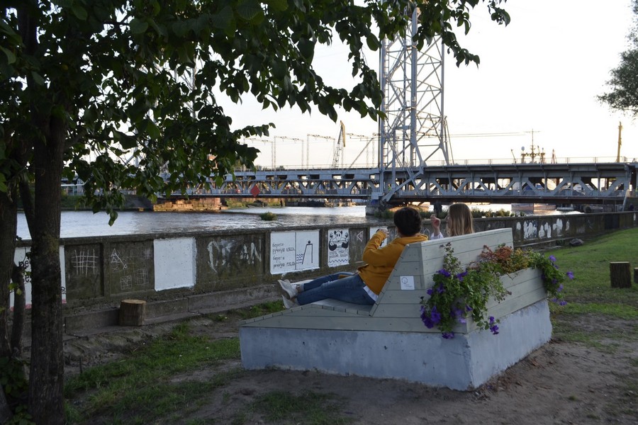 Активисты обустроили на набережной у двухъярусного моста шезлонг-клумбу и стрит-арт-галерею (фото)