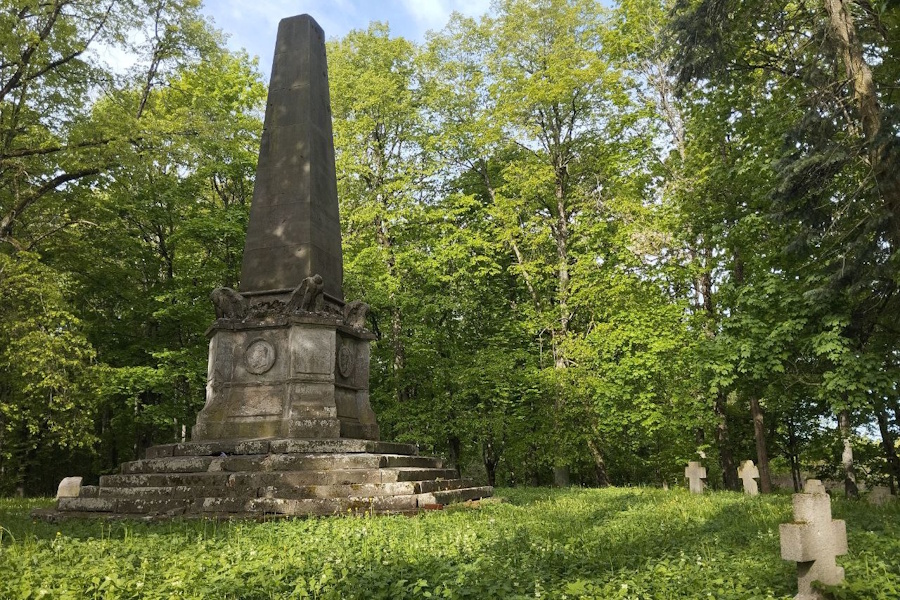 В Добровольске осужденные прибрали парк у памятника героям Франко-прусской войны (фото)