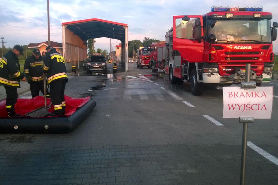 Машина, из-за которой в Безледах эвакуировали людей, везла уксусную кислоту (фото)