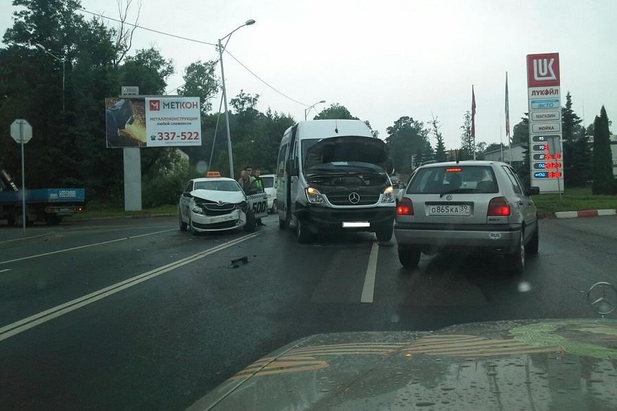 В Калининграде столкнулись такси и микроавтобус (фото)
