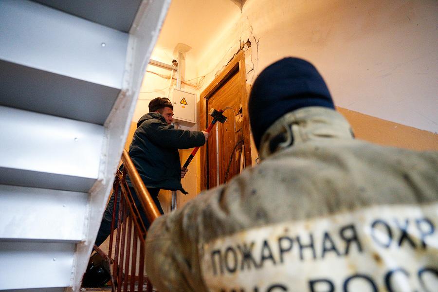 В центре Калининграда пожарные 20 минут взламывали дверь в притон (фото)