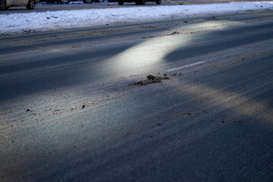 «Насладиться» зимой: во что превратились дороги в Калининграде после снегопада (фото)