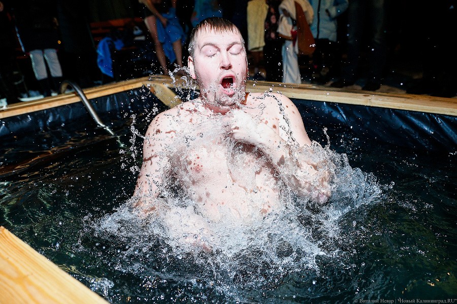Окунулся, перекрестился: как прошли Крещенские купания в Калининграде (фото)